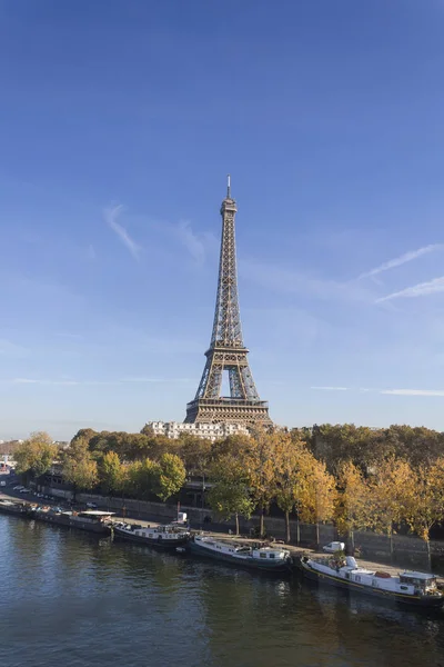 Seine nehrinin üzerindeki köprüden Eyfel kulesinin tam görüntüsü (dikey))