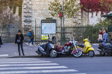 Saint-Germain-des-Pres yakınlarında motosikletler, Paris, Fransa