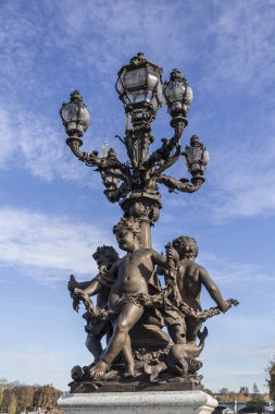 Pont Alexandre 'nin lambaları.