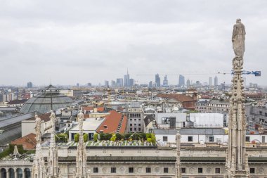  2018 sonbaharında Milan Katedrali 'nin çatı manzarası harika. 