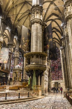 Milan Katedrali 'nin içi, Milan, İtalya. 2018 Sonbaharı