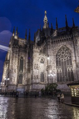 Milan Katedrali gece manzarası