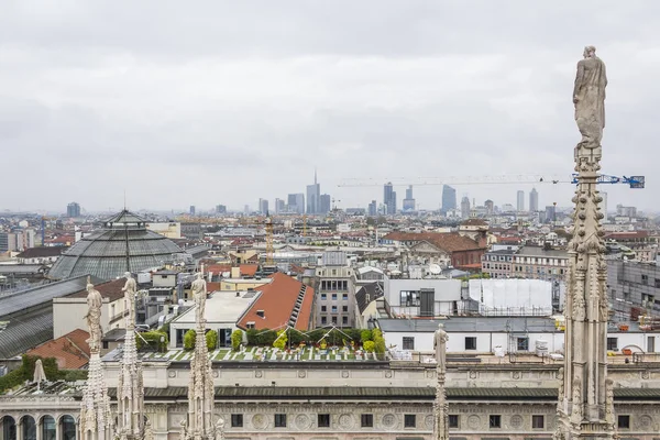  2018 sonbaharında Milan Katedrali 'nin çatı manzarası harika. 