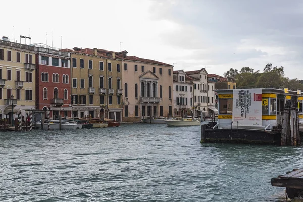 ヴェネツィア グランド カナル島のボート ストップ — ストック写真