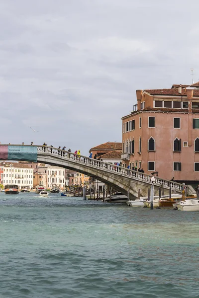 Turisti Sul Ponte Thr Venezia — Foto Stock