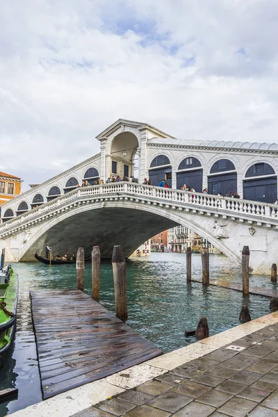 Мост Риальто Венеции — стоковое фото