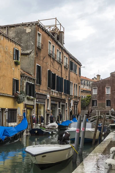 Venedik 'teki eski kırmızı bina