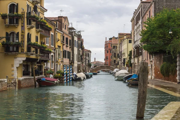 Κίτρινο Κτίρια Γέφυρα Και Κανάλι Στη Βενετία — Φωτογραφία Αρχείου