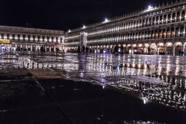 Venedik 'teki Dul Sarayı, gece manzaralı.