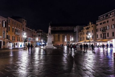 Venice, İtalya 'da bir sokak. Gece görünümü