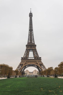 Paris 'te sonbahar günü. Eyfel Kulesi 