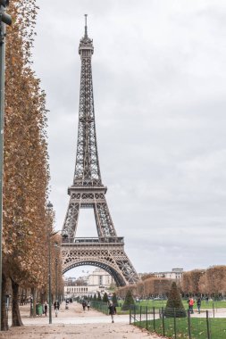 Champ de Mars 'tan Eyfel Kulesi manzarası 