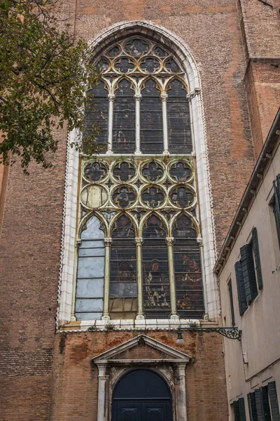 Venster Van Een Oude Kerk — Stockfoto