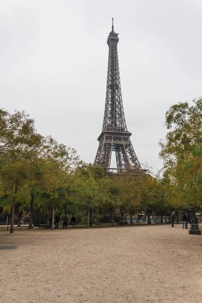 Eiffel Torony Felhős Nap Párizsban — Stock Fotó