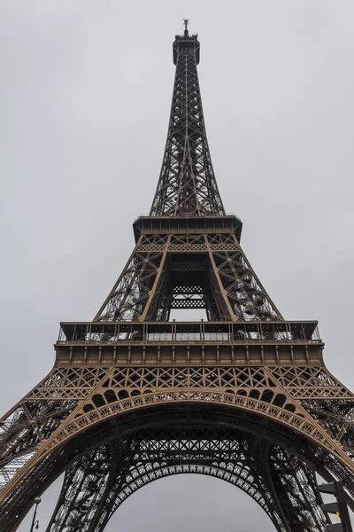 Paris 'te bulutlu bir gün. Eyfel Kulesi