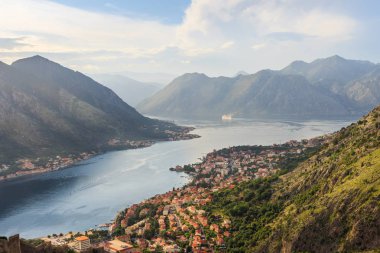 Yukarıdaki eski şehre Kotor Körfezi Adriyatik Denizi'nde ve Karadağ dağlarda günbatımı zaman, muhteşem doğa manzara panoramik.