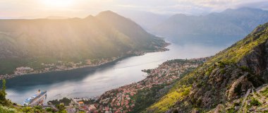 Yukarıdaki eski şehre Kotor Körfezi Adriyatik Denizi'nde ve Karadağ dağlarda günbatımı zaman, muhteşem doğa manzara panoramik.
