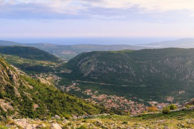 Yukarıdaki eski şehre Kotor, Adriyatik Denizi ve Karadağ dağlarda günbatımı zaman, muhteşem doğa manzara panoramik.