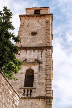 Karadağ 'ın antik Kotor kentindeki eski tarihi binalar.
