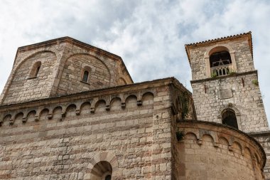 Karadağ 'ın antik Kotor kentindeki eski tarihi binalar.