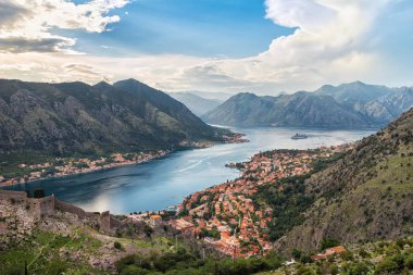 Yukarıdaki eski şehre Kotor Körfezi Adriyatik Denizi'nde ve Karadağ dağlarda günbatımı zaman, muhteşem doğa manzara panoramik.