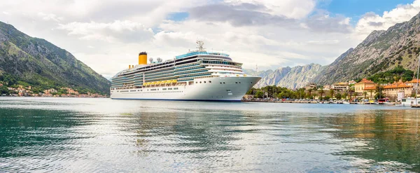 Kotor limanındaki büyük yolcu gemisinin panoramik manzarası dağlarla, Adriyatik denizi, Karadağ, Akdeniz yaz manzarasıyla çevrili.