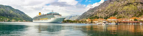 Kotor limanındaki büyük yolcu gemisinin panoramik manzarası dağlarla, Adriyatik denizi, Karadağ, Akdeniz yaz manzarasıyla çevrili.