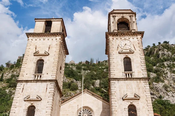 Karadağ 'ın antik Kotor kentindeki eski tarihi binalar.