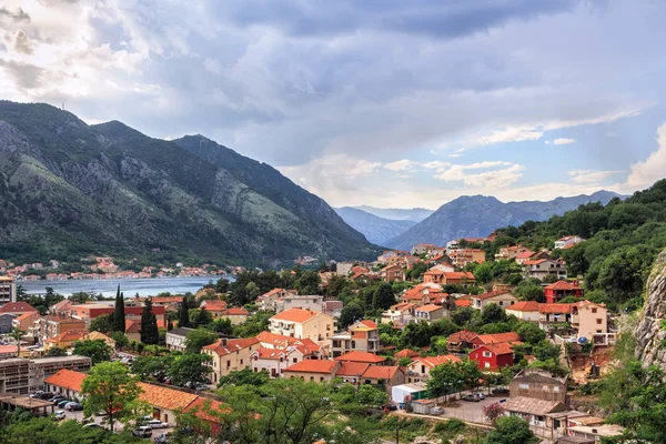 Yukarıdaki eski şehre Kotor Körfezi Adriyatik Denizi'nde ve Karadağ dağlarda günbatımı zaman, muhteşem doğa manzara panoramik.