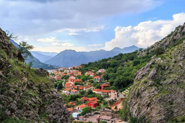 Yukarıdaki eski şehre Kotor Körfezi Adriyatik Denizi'nde ve Karadağ dağlarda günbatımı zaman, muhteşem doğa manzara panoramik.