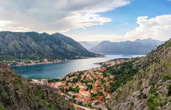 Yukarıdaki eski şehre Kotor Körfezi Adriyatik Denizi'nde ve Karadağ dağlarda günbatımı zaman, muhteşem doğa manzara panoramik.