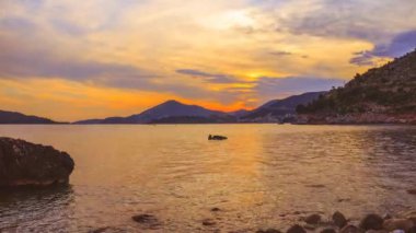 Zaman aşımı, Adriyatik kıyı şeridinde renkli gün batımı, Karadağ 'ın Budva kenti yakınlarında, muhteşem deniz manzarası