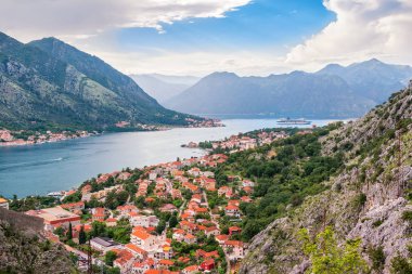 Yukarıdaki eski şehre Kotor Körfezi Adriyatik Denizi'nde ve Karadağ dağlarda günbatımı zaman, muhteşem doğa manzara panoramik.