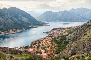 Yukarıdaki eski şehre Kotor Körfezi Adriyatik Denizi'nde ve Karadağ dağlarda günbatımı zaman, muhteşem doğa manzara panoramik.