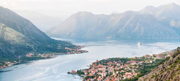 Yukarıdaki eski şehre Kotor Körfezi Adriyatik Denizi'nde ve Karadağ dağlarda günbatımı zaman, muhteşem doğa manzara panoramik.