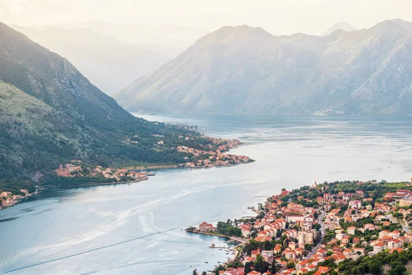 Yukarıdaki eski şehre Kotor Körfezi Adriyatik Denizi'nde ve Karadağ dağlarda günbatımı zaman, muhteşem doğa manzara panoramik.
