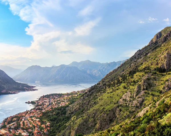 Yukarıdaki eski şehre Kotor Körfezi Adriyatik Denizi'nde ve Karadağ dağlarda günbatımı zaman, muhteşem doğa manzara panoramik.