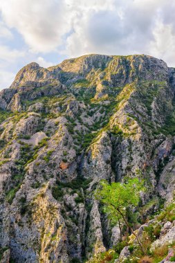 Sıcak günbatımı ışıklarında güzel dağlar, renkli doğa manzarası..