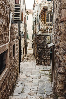 Karadağ 'ın antik Kotor kentinde tarihi binalar bulunan Avrupa caddesini daralt.