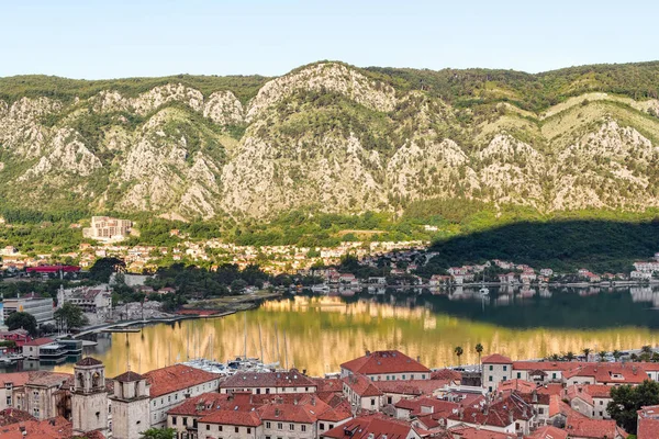 Kilátás Felülről Régi Történelmi Város Kotor Narancssárga Cseréptetővel Reggel Montenegró — Stock Fotó