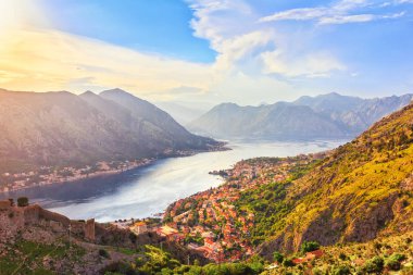 Eski şehir Kotor 'un yukarıdan panoramik manzarası, Adriyatik Denizi ve Dağları körfezi, Karadağ, günbatımı zamanı, muhteşem doğa manzarası.