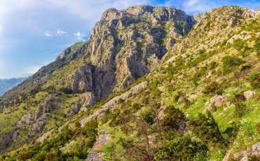 Sıcak günbatımı ışıklarında güzel dağlar, renkli doğa manzarası..