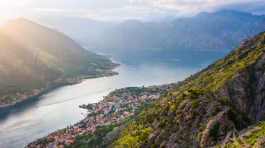 Yukarıdaki eski şehre Kotor Körfezi Adriyatik Denizi'nde ve Karadağ dağlarda günbatımı zaman, muhteşem doğa manzara panoramik.