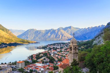 Yukarıdan, Karadağ 'ın Adriyatik denizi ve dağlarındaki eski Kotor, boka-kotor körfezine bakın. Gündoğumu, muhteşem doğa manzarası.