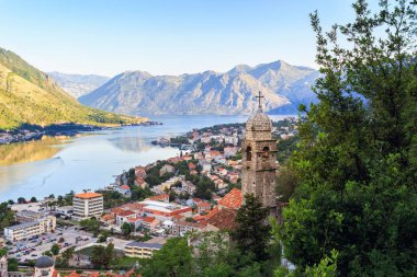 Yukarıdan, Karadağ 'ın Adriyatik denizi ve dağlarındaki eski Kotor, boka-kotor körfezine bakın. Gündoğumu, muhteşem doğa manzarası.