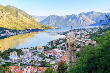 Yukarıdan, Karadağ 'ın Adriyatik denizi ve dağlarındaki eski Kotor, boka-kotor körfezine bakın. Gündoğumu, muhteşem doğa manzarası.