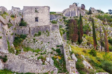 Karadağ 'ın Kotor kenti yakınlarındaki dağlarda antik Aziz John Kalesi.