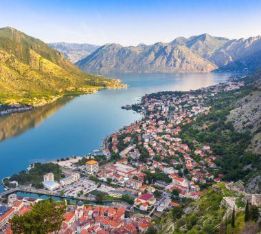 Yukarıdan, Karadağ 'ın Adriyatik denizi ve dağlarındaki eski Kotor, boka-kotor körfezine bakın. Gündoğumu, muhteşem doğa manzarası.
