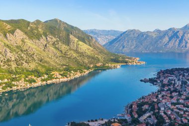 Yukarıdan, Karadağ 'ın Adriyatik denizi ve dağlarındaki eski Kotor, boka-kotor körfezine bakın. Gündoğumu, muhteşem doğa manzarası.