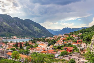 Panoramik manzara, Adriyatik 'teki eski şehir Kotor kıyı şeridi ve Karadağ' daki dağlar, muhteşem doğa manzarası.